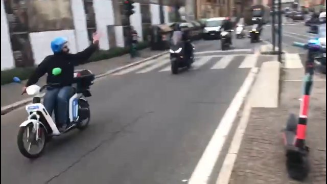 Motocyklista prowokował jadących autokarem kibiców. Zapomniał patrzeć na drogę