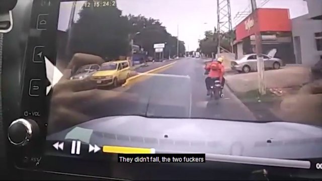 Kierowca widzi facetów na motorze okradających kobietę i postanawia działać