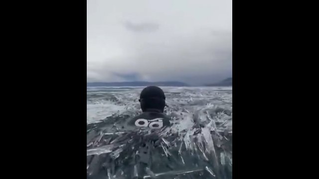 Pływanie w oblodzonym jeziorze Bajkał