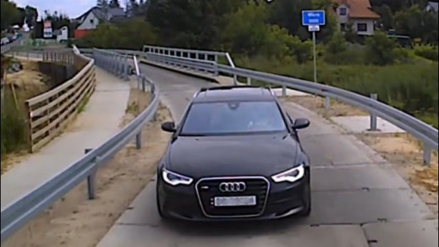 Szybka karma za cwaniakowanie dla kierowcy w Audi [WIDEO]