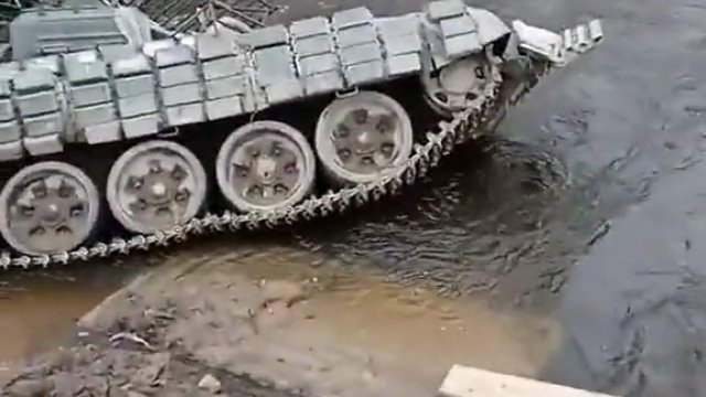 T-72B Rosyjskich Sił Zbrojnych z czaszą spadł z mostu.