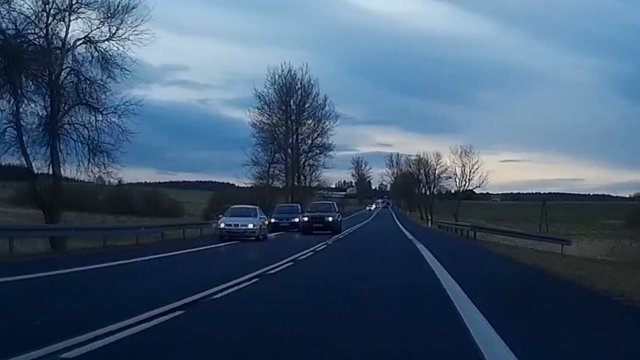 Wyprzedzacz z BMW spycha inne auto z drogi
