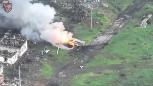 Moment uderzenia ukraińskich spadochroniarzy na rosyjską piechotę i pojazdy bojowe