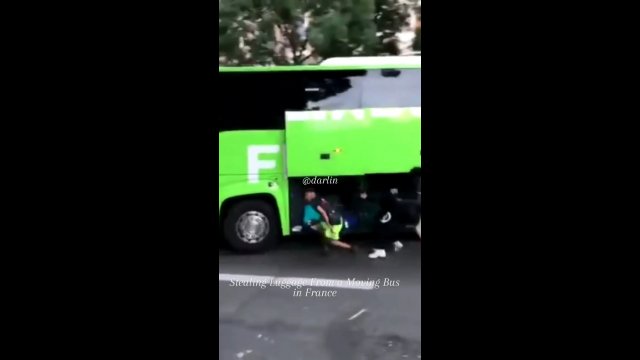 Ciemnoskórzy mężczyźni kradną bagaż z autobusu we Francji