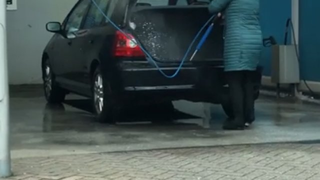 Dokładne mycie samochodu myjką ciśnieniową