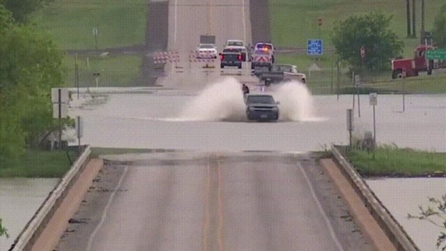 Kierowca zlekceważył zakaz i próbował pokonać zalaną drogę. Szybko pożałował! [VIDEO]