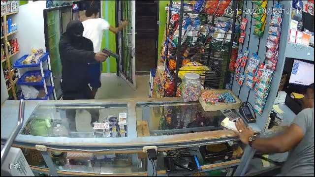 Uzbrojony złodziej uciekł ze sklepu, kiedy zobaczył maczetę w rękach sprzedawcy