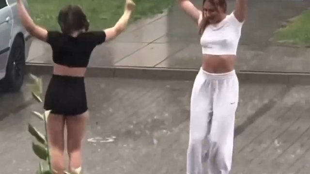 Dziewczyny radośnie tańczyły na deszczu, jakby nikt nie patrzył