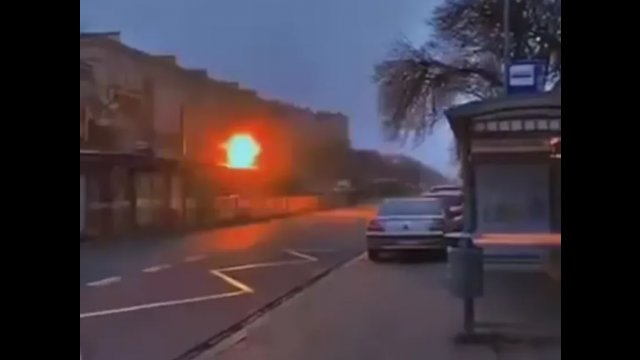 Eksplozja na dachu tramwaju w Krakowie. Ogromny huk i ogień [WIDEO]