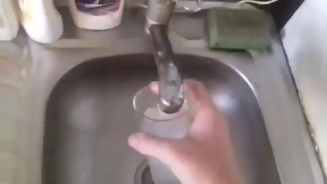 Rosyjski "eksperyment" z wodą i rozgrzanym olejem [WIDEO]