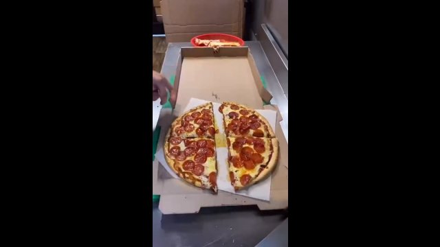 Kiedy zgłodniejesz w pracy, a klient zamówił twoją ulubioną pizzę