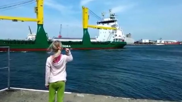 Dziewczynka prosi statek o sygnał
