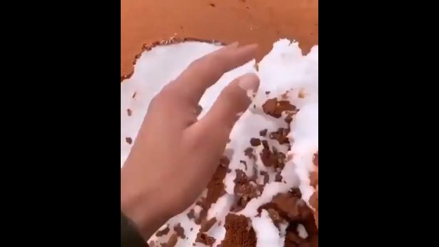 Na pustyni w Arabii Saudyjskiej padał śnieg, który został jednak przykryty przez piasek [WIDEO]