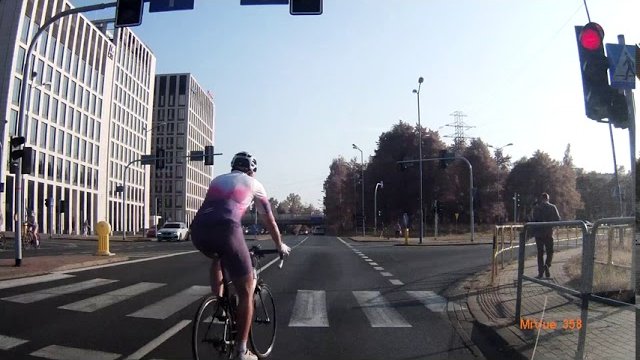 Skąd się biorą negatywne opinie o rowerzystach w obcisłych gaciach...