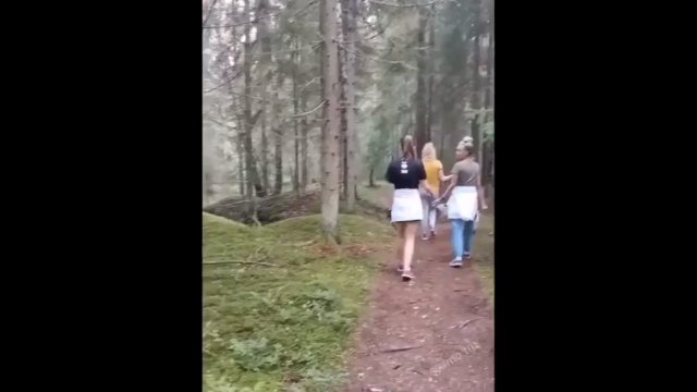 3 młode dziewczyny i jeden potężny drągal w lesie