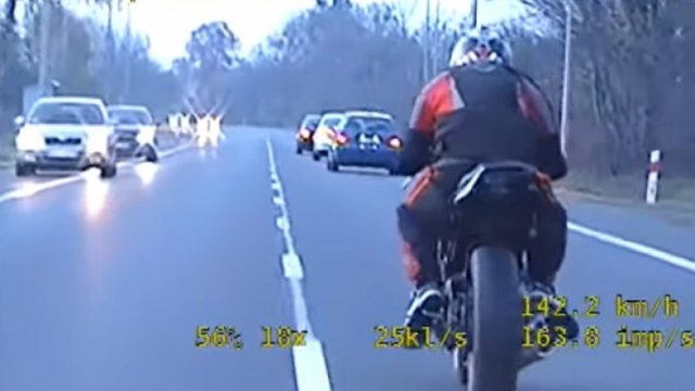 Seba w dresiku na motocyklu ucieka przed policją - nagranie z wideorejestratora