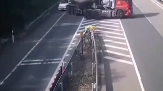 Kierowca ciężarówki postanowił zawrócić na jednokierunkowej drodze
