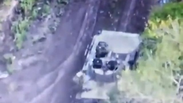 Rosyjski żołnierz spadł ze szczytu ruszającego pojazdu