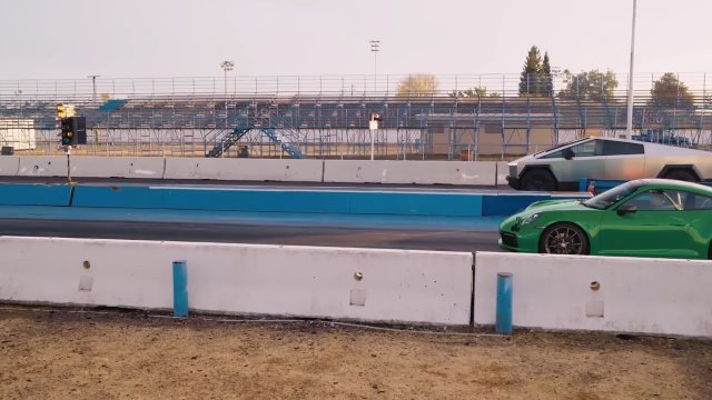 Porsche 911 kontra Tesla Cybertruck w szalonym wyścigu na 1/4 mili
