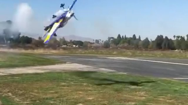 Pilot RC robi widowiskowe akrobacje