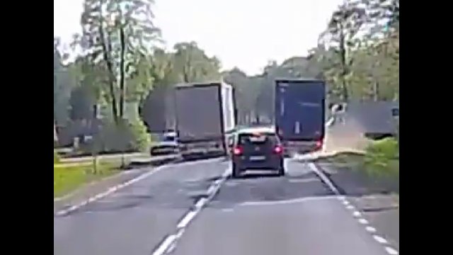Ciężarówką wyprzedzał "na czołówkę". Kierowca musiał uciekać z drogi [WIDEO]