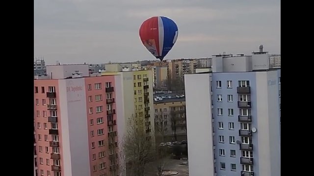 „Efektowny” przelot balonem nad osiedlem. Mieszkańcy Sosnowca w szoku [WIDEO]