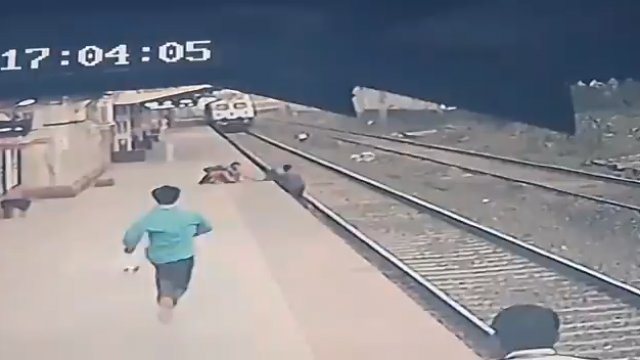 Bohater ratuje dziecko, które wpadło na tory tuż przed nadjeżdżający pociąg