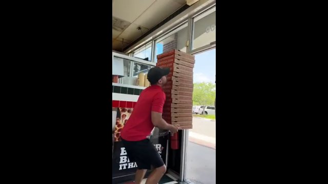 Facet zamówił ponad 30 sztuk pizzy. Nie uwierzysz czym przewiózł je do domu