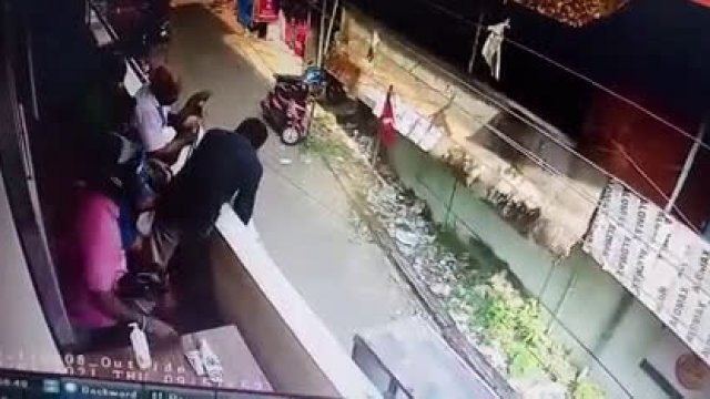 Osoba będąca na balkonie ratuje osobę która zasłabła przed spadnięciem