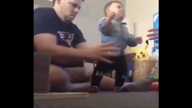 Reakcja taty na pierwsze kroki swojego dziecka!