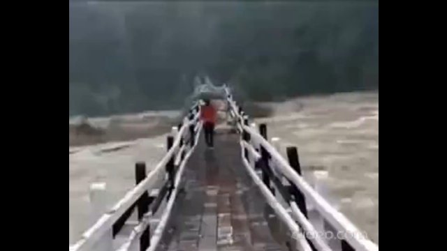 Kompletny brak rozwagi! Spacerowali mostem, który w każdej chwili mógł zostać zabrany przez rzekę