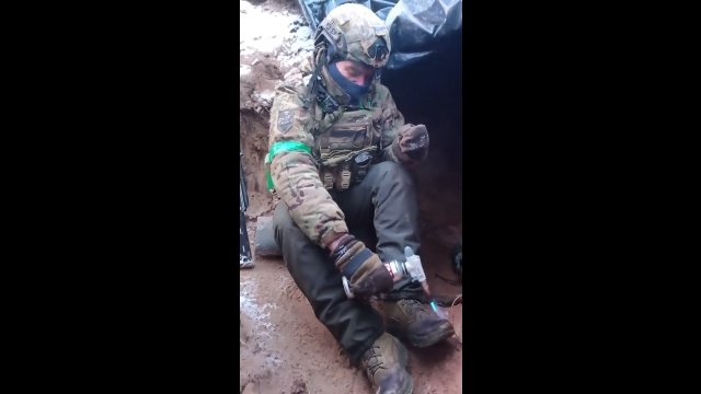 Ukraiński żołnierz rozgrzewający stopy. Na zewnątrz było -20°C