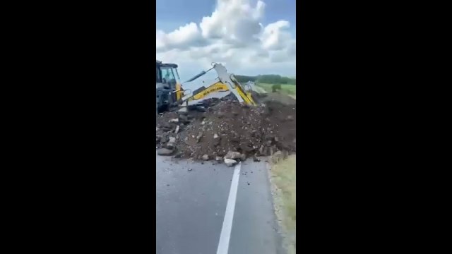 Zablokowanie dróg ciężarówkami się nie sprawdziło, więc Rosjanie zaczęli zrywać asfalt