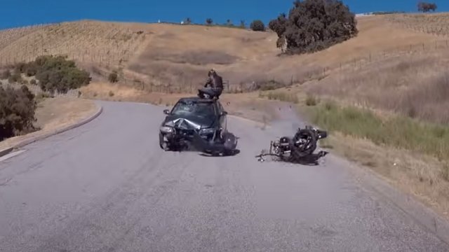 Zderzenie czołowe motocyklisty z samochodem