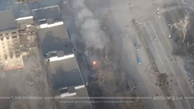 Bojownicy Azov atakują rosyjską kolumnę w Mariupolu ogniem moździerzowym