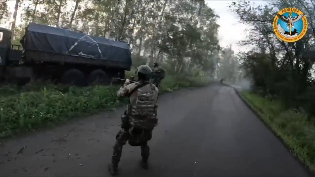 Czeczeni walczący po ukraińskiej stronie ostrzelali rosyjską ciężarówkę. Jest nagranie