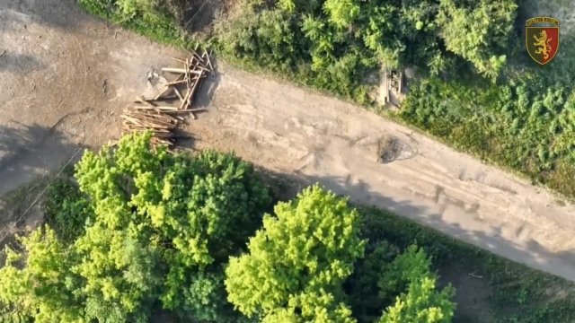 Ukraiński dron zrzucił granat na wychodzącego z lasu rosyjskiego żołnierza