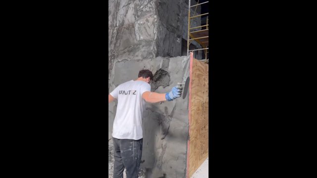 Ten gość pokazuje, jak w kreatywny sposób uzyskać efekt kamiennej ściany [WIDEO]