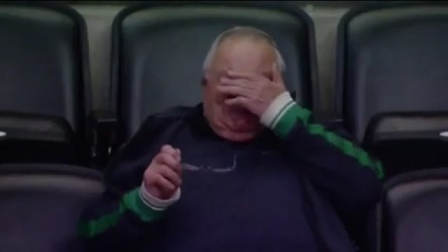 Wzruszony dziadek ogląda debiut swojego wnuczka w NHL [WIDEO]
