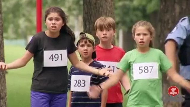 Ludzie zatrzymują dziecko biorące udział w wyścigu