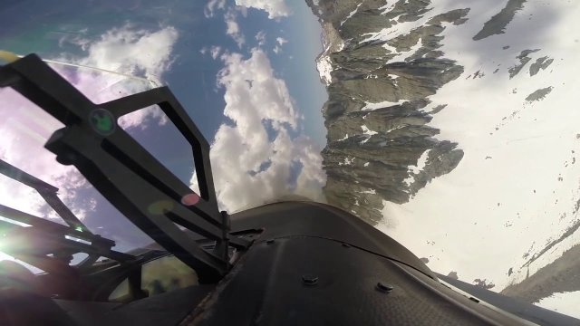 F/A-18 lot nad ośnieżonymi górami