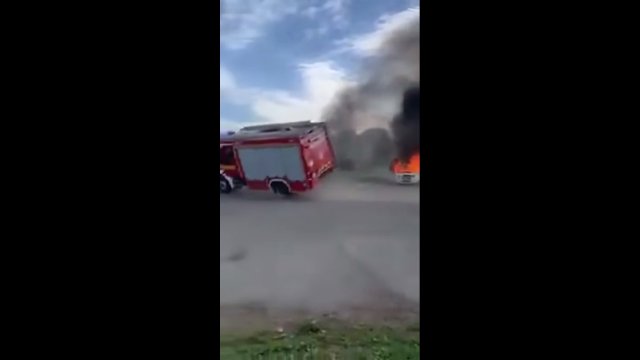 Brawurowa interwencja strażaków do pożaru