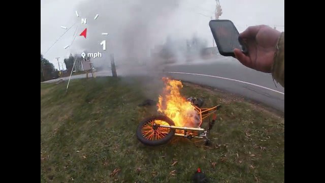 E-motocykl zapalił się w trakcie jazdy. Youtuber zachował się jak dureń