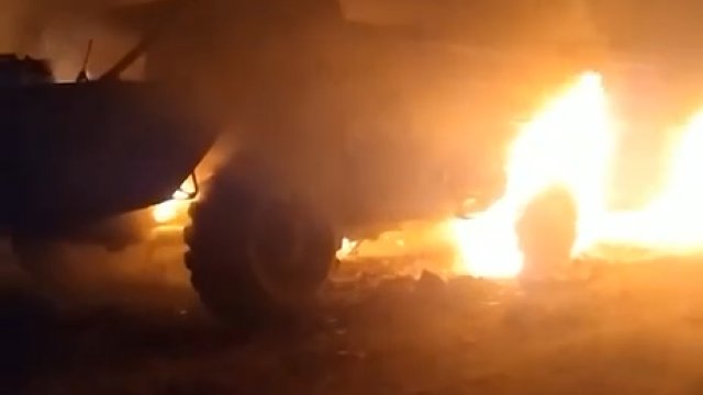 Novaya Vodolaga. Mieszkańcy Nowej Wodołagi zniszczyli Rosyjskie APC przy użyciu koktajlu Mołotowa.