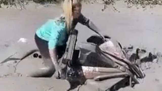 Dziewczyna nie poddała się i udało jej się uratować quada