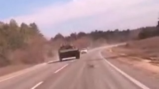 Rosyjskie pojazdy opancerzone próbują zmiażdżyć cywilne samochody.