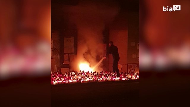 Policjant usiłuje ugasić pożar pod siedzibą PiS w Białymstoku