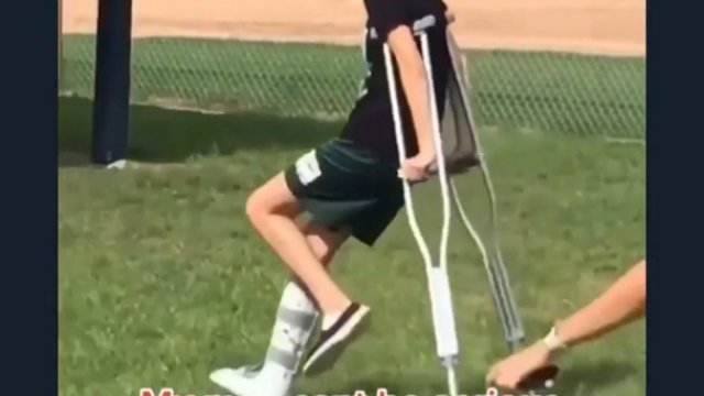 Chłopak chyba zapomniał którą nogę miał złamaną