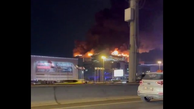 Sala koncertowa Crocus City Hall w Moskwie płonie po tym jak doszło do eksplozji [WIDEO]