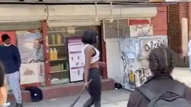Facet postanowił bronić się przed krzyczącą kobietą z metalową pałą